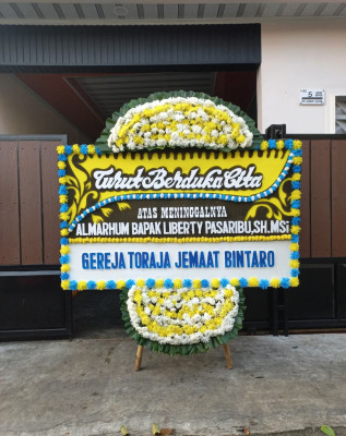 Papan Bunga Duka di Titiwungan Selatan